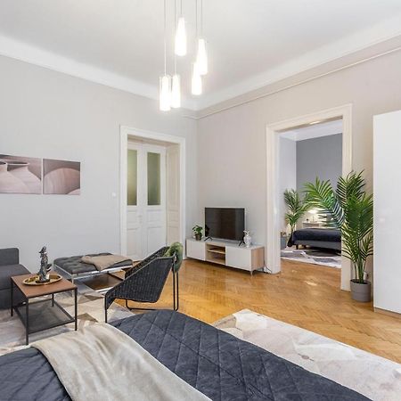 Spacious & Cozy Downtown Apartment With Balcony Budapest Kültér fotó
