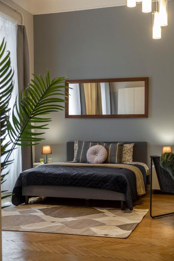 Spacious & Cozy Downtown Apartment With Balcony Budapest Kültér fotó