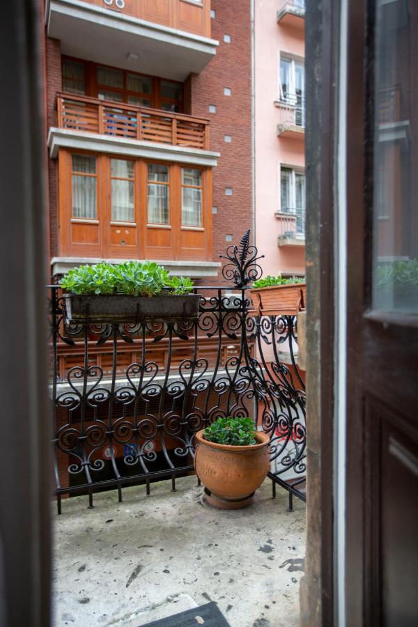 Spacious & Cozy Downtown Apartment With Balcony Budapest Kültér fotó