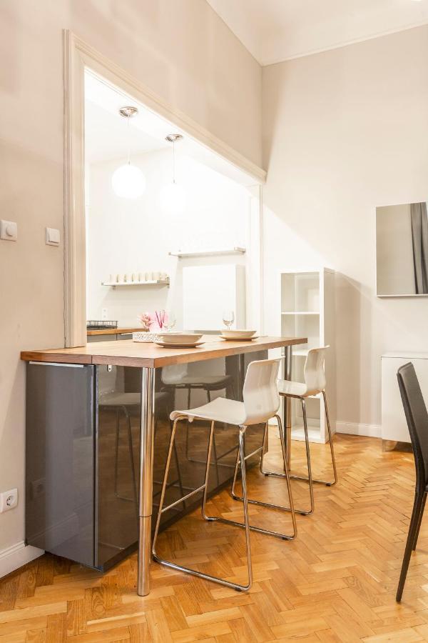 Spacious & Cozy Downtown Apartment With Balcony Budapest Kültér fotó