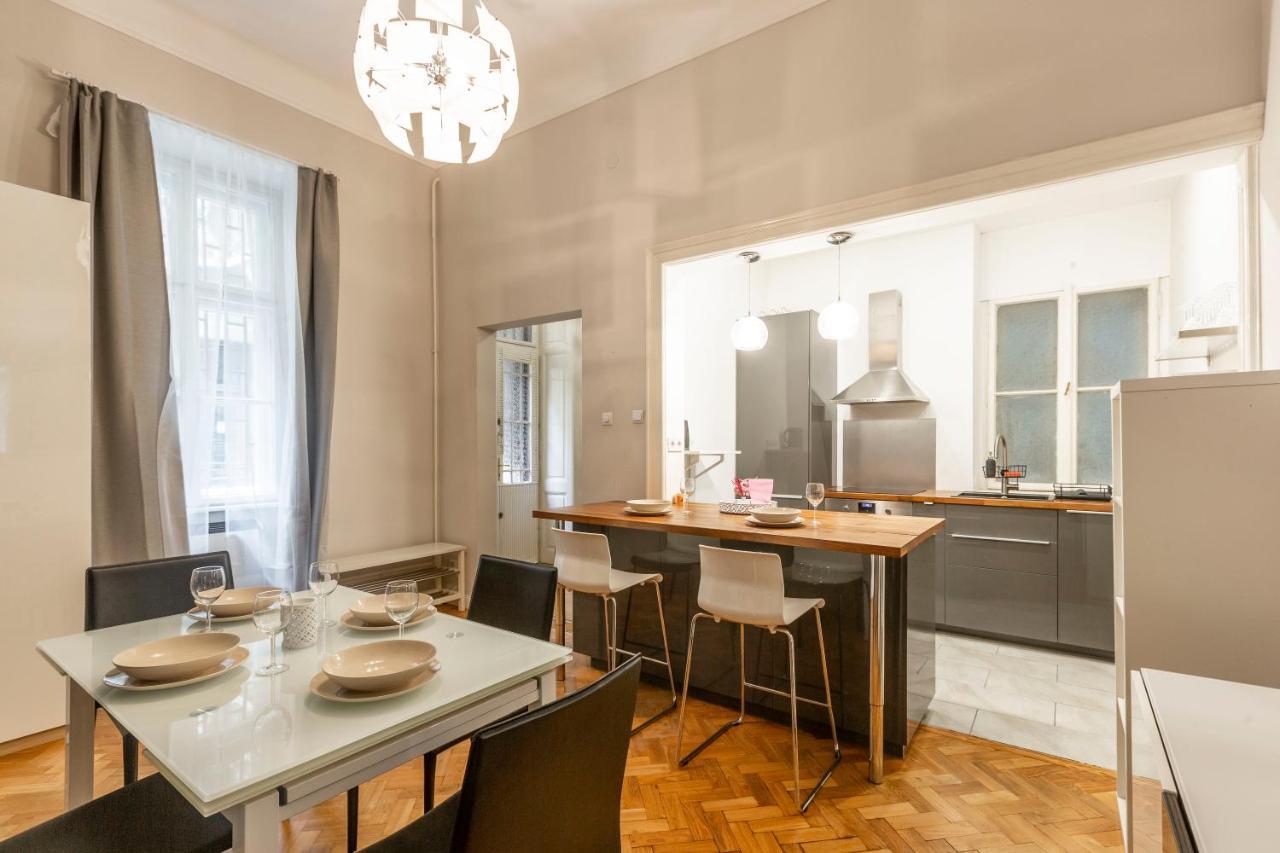 Spacious & Cozy Downtown Apartment With Balcony Budapest Kültér fotó